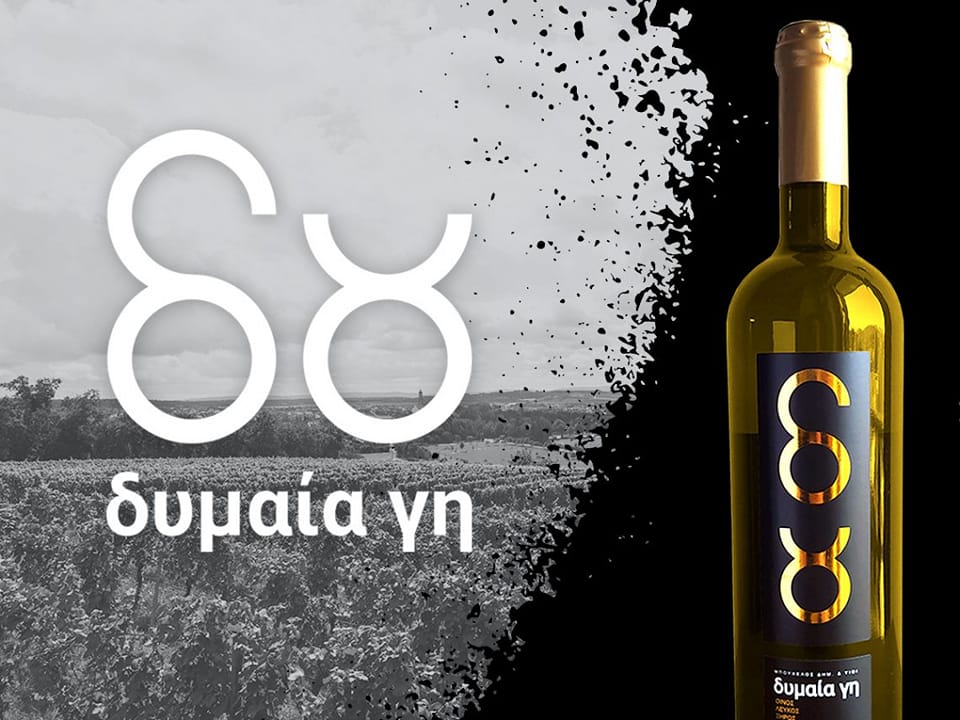 Ράφι μπαρ γεμάτο με μπουκάλια αλκοολούχων ποτών